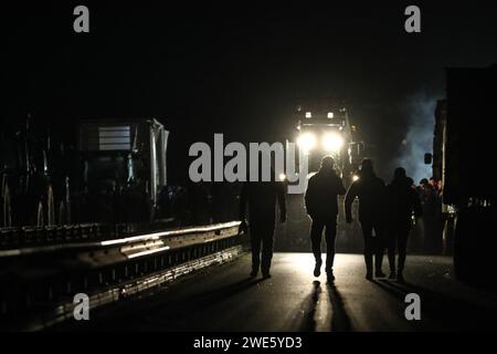 Morlaix, Frankreich. Januar 2024. © PHOTOPQR/LE TELEGRAMME/Lionel Le Saux ; MORLAIX ; 23/01/2024 ; MORLAIX (29) : des agriculteurs bloquent la RN12 au Niveau du pont routier de Morlaix, dans le Sens Brest-Rennes, dans le cadre du mouvement national de la FNSEA et JA. Morlaix, Frankreich, 23. januar 2024 Streik französischer Bauern. RN12 auf französisch Bretagne Credit: MAXPPP/Alamy Live News Stockfoto