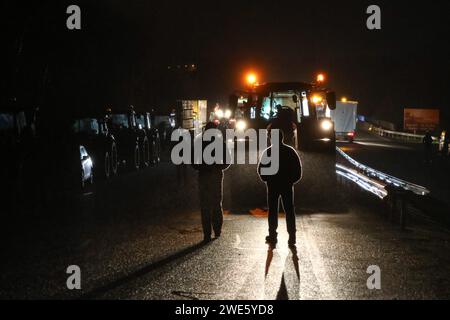 Morlaix, Frankreich. Januar 2024. © PHOTOPQR/LE TELEGRAMME/Lionel Le Saux ; MORLAIX ; 23/01/2024 ; MORLAIX (29) : des agriculteurs bloquent la RN12 au Niveau du pont routier de Morlaix, dans le Sens Brest-Rennes, dans le cadre du mouvement national de la FNSEA et JA. Morlaix, Frankreich, 23. januar 2024 Streik französischer Bauern. RN12 auf französisch Bretagne Credit: MAXPPP/Alamy Live News Stockfoto