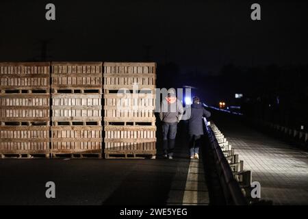 Morlaix, Frankreich. Januar 2024. © PHOTOPQR/LE TELEGRAMME/Lionel Le Saux ; MORLAIX ; 23/01/2024 ; MORLAIX (29) : des agriculteurs bloquent la RN12 au Niveau du pont routier de Morlaix, dans le Sens Brest-Rennes, dans le cadre du mouvement national de la FNSEA et JA. Morlaix, Frankreich, 23. januar 2024 Streik französischer Bauern. RN12 auf französisch Bretagne Credit: MAXPPP/Alamy Live News Stockfoto