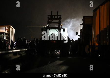 Morlaix, Frankreich. Januar 2024. © PHOTOPQR/LE TELEGRAMME/Lionel Le Saux ; MORLAIX ; 23/01/2024 ; MORLAIX (29) : des agriculteurs bloquent la RN12 au Niveau du pont routier de Morlaix, dans le Sens Brest-Rennes, dans le cadre du mouvement national de la FNSEA et JA. Morlaix, Frankreich, 23. januar 2024 Streik französischer Bauern. RN12 auf französisch Bretagne Credit: MAXPPP/Alamy Live News Stockfoto