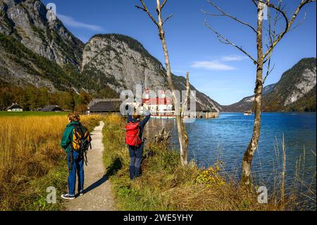 Bootsfahrt/Schifffahrt auf dem Königssee, Königssee mit St. Bartholomä-Kirche vor der Watzmann-Ostmauer, Königssee, Berchtesgaden Nationa Stockfoto