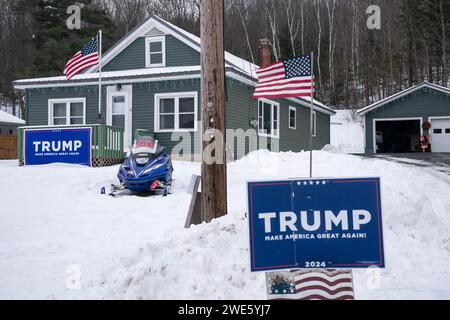 Stratford, USA. Januar 2024. Am 23. Januar 2023 sind in der Nähe von Stratford, New Hampshire, Schilder zur Unterstützung des ehemaligen Präsidenten Donald Trump zu sehen. (Foto: Nathan Howard/SIPA USA) Credit: SIPA USA/Alamy Live News Stockfoto