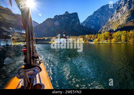 Blick vom Holzboot, Touristenbootfahrt/Schifffahrt auf dem Königssee, Königssee mit St. Bartholomä-Kirche vor der Watzmann-Ostwand, Königssee, BE Stockfoto