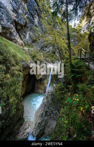 Wandern in der Schlucht, Almbach, Almbachlamm, Schlucht, Schlucht, Schlucht, schlucht, Nationalpark Berchtesgaden, Berchtesgaden Alpen, Oberbayern, Bayern, Deutschland Stockfoto