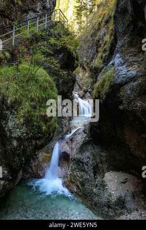 Wandern in der Schlucht, Almbach, Almbachlamm, Schlucht, Schlucht, Schlucht, schlucht, Nationalpark Berchtesgaden, Berchtesgaden Alpen, Oberbayern, Bayern, Deutschland Stockfoto