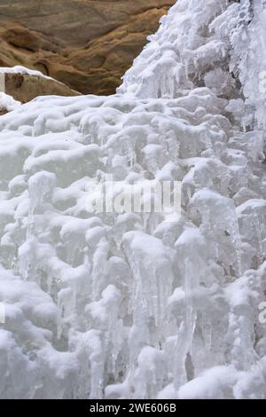 Details zur Eisbildung auf einem gefrorenen Wasserfall. Starved Rock State Park, Illinois, USA. Stockfoto