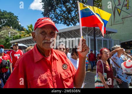 Ein Mann betrifft die venezolanische Regierung, geht auf dem Märsch die Regierung von Nicolas Maduro versammelt sich in den Straßen von Caracas, um Janua zu feiern Stockfoto