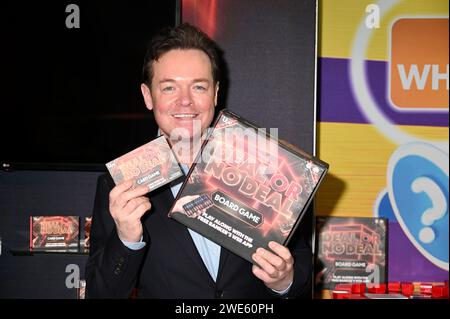 Stephen Mulhern mit Deal or No Deal Games, ToyFair, Olympia, London, UK. Stockfoto