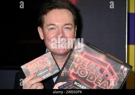 Stephen Mulhern mit Deal or No Deal Games, ToyFair, Olympia, London, UK. Stockfoto