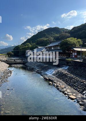 Traditionelle japanische Architektur im Yutoku Inari-jinja-Schrein am Ufer Stockfoto