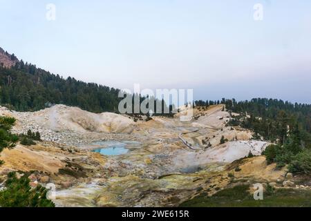 Eine lebendige Landschaft mit einer atemberaubenden Kombination aus erdbraunem Boden und erfrischendem blaugrünem Wasser im Lassen Volcanic National Park Stockfoto