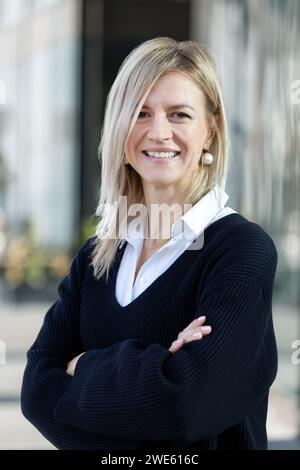 Porträt einer jungen erwachsenen Geschäftsfrau im formellen Outdoorkleid. Glückliche, selbstbewusste Geschäftsfrau weibliche Person. IT-Experte für Finanzmanagement Stockfoto
