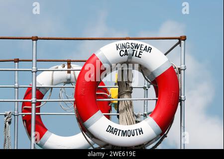 KENT, Großbritannien – 22. MAI 2010: Traditioneller runder Rettungsring auf dem Dampfschiff PS Kingswear Castle Stockfoto