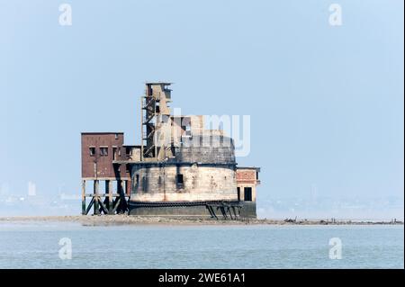 KENT, Großbritannien - 22. MAI 2010: Verlassene Grain Tower Battery in the River Medway Stockfoto