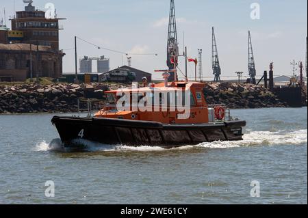 KENT, Großbritannien - 22. MAI 2010: Estuary Services Limited Pilotausschreibung „Estuary Leader“ in der Themse Stockfoto