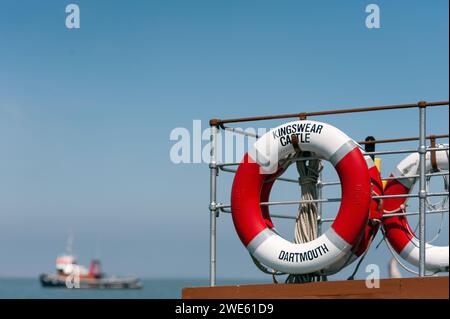 KENT, Großbritannien – 22. MAI 2010: Traditioneller runder Rettungsring auf dem Dampfschiff PS Kingswear Castle Stockfoto