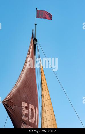 KENT, Großbritannien - 22. MAI 2010: Top Sail und Wimpel auf der Themse Barge 'Edme' Stockfoto