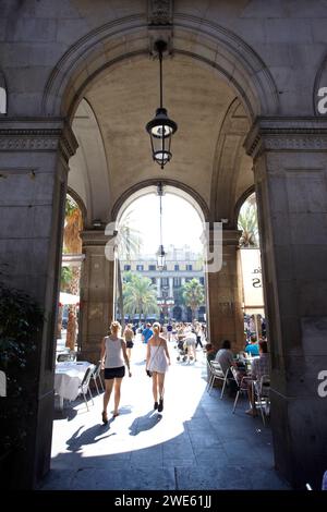 Blick auf Touristen gehen und sitzen im Placa Reial in Barcelona, Spanien Stockfoto