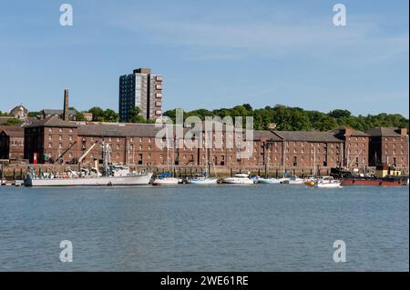 KENT, Großbritannien - 22. MAI 2010: Außenansicht des Gebäudes des historischen Chatham Dockyard vom River Medway aus Stockfoto