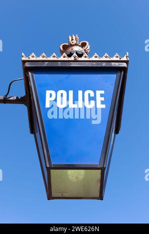 KENT, Großbritannien - 22. MAI 2010: Alte blaue Polizeilampe vor blauem Himmel Stockfoto