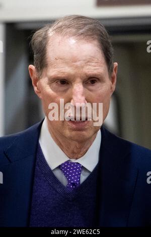 Der US-Senator Richard Blumenthal (Demokrat von Connecticut) läuft während einer Abstimmung im US-Kapitol in Washington, DC, Dienstag, den 23. Januar 2024 durch die U-Bahn des Senats. Quelle: Rod Lamkey/CNP/MediaPunch Stockfoto