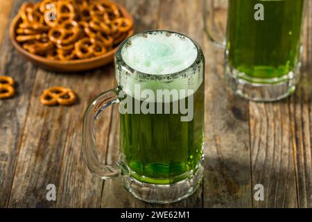 Erfrischendes Green St Patricks Day Bier in einer Tasse Stockfoto
