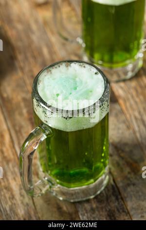 Erfrischendes Green St Patricks Day Bier in einer Tasse Stockfoto