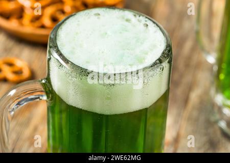 Erfrischendes Green St Patricks Day Bier in einer Tasse Stockfoto