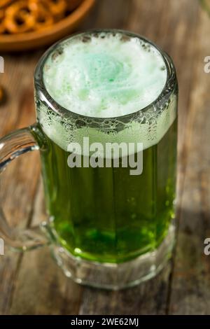 Erfrischendes Green St Patricks Day Bier in einer Tasse Stockfoto