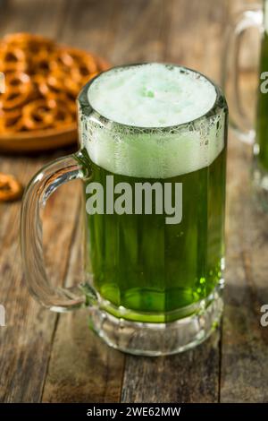 Erfrischendes Green St Patricks Day Bier in einer Tasse Stockfoto