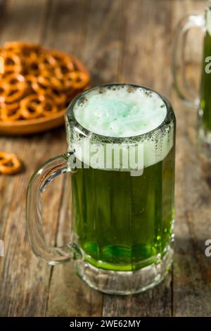 Erfrischendes Green St Patricks Day Bier in einer Tasse Stockfoto