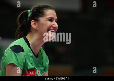 Cuneo, Italien. Januar 2024. Bozana Butigan (Bergamo) während Cuneo Granda Volley vs Volley Bergamo 1991, Volleyball Italian Serie A1 Women Match in Cuneo, Italien, 21. Januar 2024 Credit: Independent Photo Agency/Alamy Live News Stockfoto