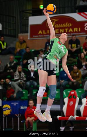 Cuneo, Italien. Januar 2024. OliviaRozanski (Bergamo) während Cuneo Granda Volley vs Volley Bergamo 1991, Volleyball Italian Serie A1 Women Match in Cuneo, Italien, 21. Januar 2024 Credit: Independent Photo Agency/Alamy Live News Stockfoto