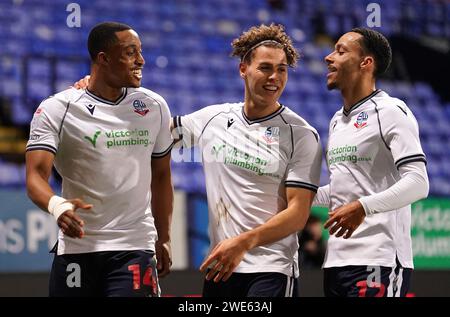 Bolton Wanderers' Victor Adeboyejo (links) feiert das Eröffnungstor des Spiels mit seinen Teamkollegen Dion Charles und Josh Dacres-Cogley während des Spiels der Sky Bet League One im Toughsheet Community Stadium in Bolton. Bilddatum: Dienstag, 23. Januar 2024. Stockfoto