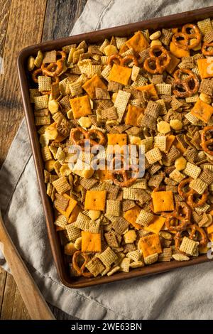 Hausgemachte Cracker-Snack-Mischung mit Brezeln und Müsli Stockfoto