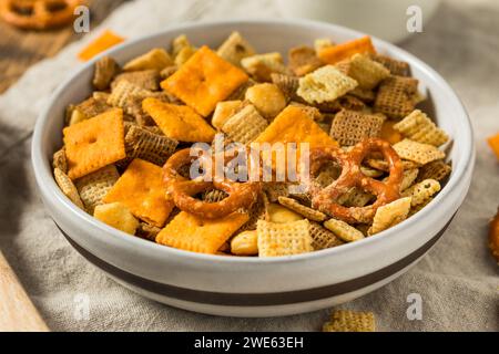 Hausgemachte Cracker-Snack-Mischung mit Brezeln und Müsli Stockfoto