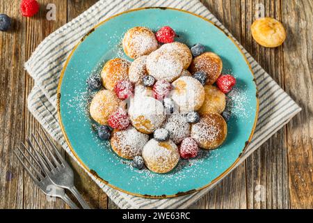 Hausgemachte holländische Poffertjes Mini Pancakes mit Puderzucker Stockfoto