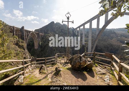 A Ponte Ulla, Spanien. Die beiden Viadukte über den Fluss Ulla, vom Aussichtspunkt Miradoiro de Gundian aus gesehen Stockfoto