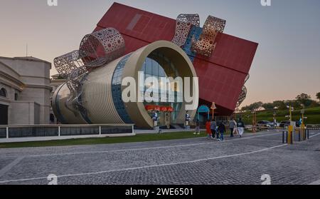 Geschenkgebäude des Spielwarengeschäfts Rondvill in Katara Village Doha, Katar. Außenaufnahme bei Sonnenuntergang Stockfoto