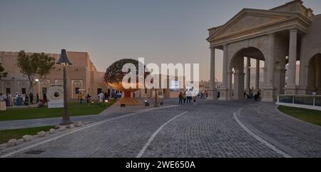 Katara Kulturdorf in Doha, Katar, während des AFC Asian Cup 2023 Nachmittagsfotos mit großen natürlichen Blumenstraußen und großen Außenwänden Stockfoto