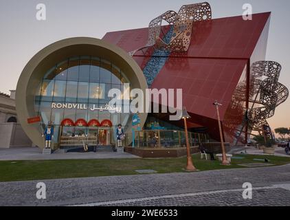 Geschenkgebäude des Spielwarengeschäfts Rondvill in Katara Village Doha, Katar. Außenaufnahme bei Sonnenuntergang Stockfoto