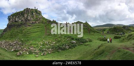 Landschaft rund um Faerie Castle (Castle Ewen) am Fairy Glen auf der Isle of Skye in Schottland, Großbritannien mit nicht erkennbaren Touristen Stockfoto