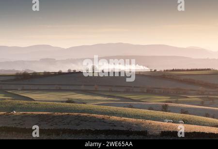 Am späten Nachmittag ziehen sich Schatten über die Landschaft von Cumbrien Stockfoto