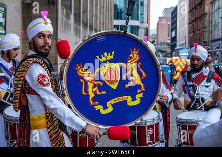 Drummesr von der Sri Dasmesh Pipe Band übte während der Woche der Pipe Band World Championships vor der Glasgow Royal Concert Hall. Stockfoto