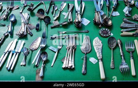 Sammlung von antikem Besteck zum Verkauf am Marktstand. Stockfoto