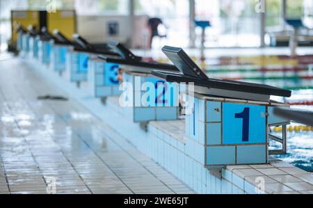 Leeres Schwimmbad für Sportwettbewerbe mit Gassen Stockfoto