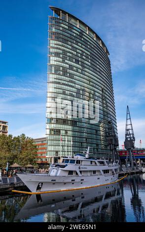 Moderner Turmblock in Canary Wharf in London Docklands. Stockfoto