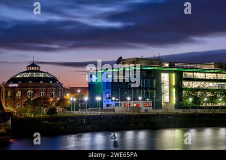 Nächtlicher Blick über den Fluss Clyde von der Clyde Arc Bridge im Zentrum von Glasgow Stockfoto