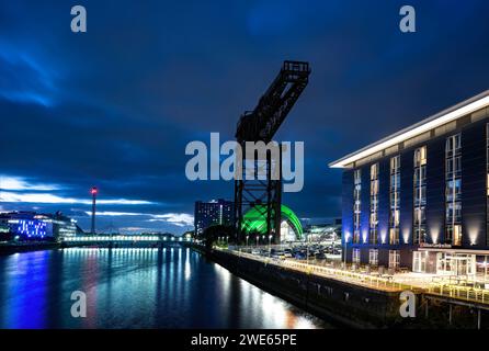 Blick über den Fluss Clyde, Glasgow, bei Dämmerung zeigt Finnieston Crane, Hotels usw. Stockfoto