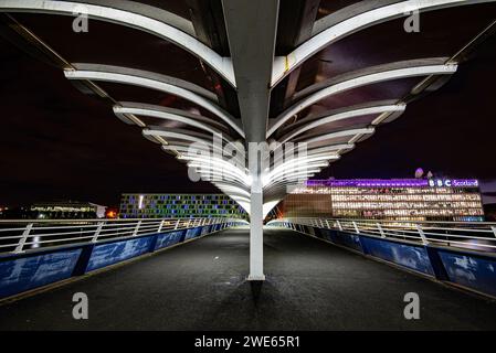 Bell's Bridge über den Fluss Clyde in Glasgow zum Hauptquartier der BBC Scotland. Stockfoto